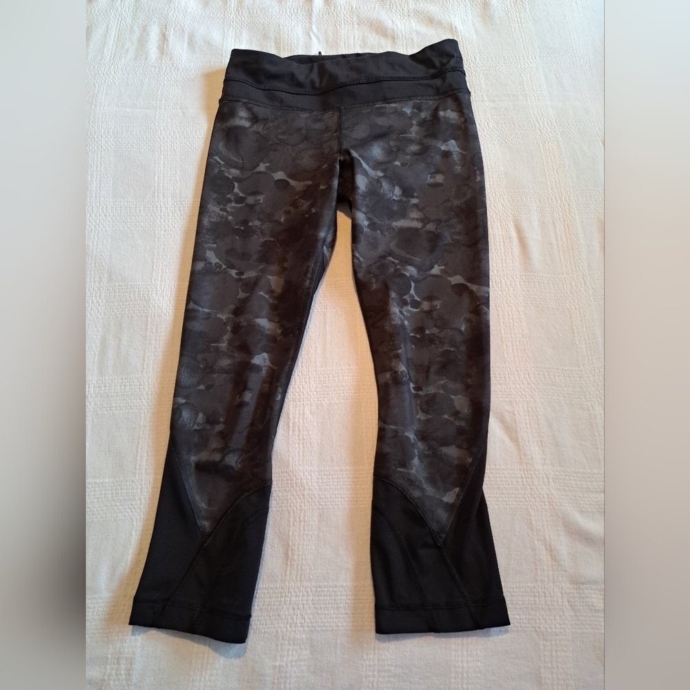 Lululemon women's size 4 cropped leggings, black with gray & black design,
